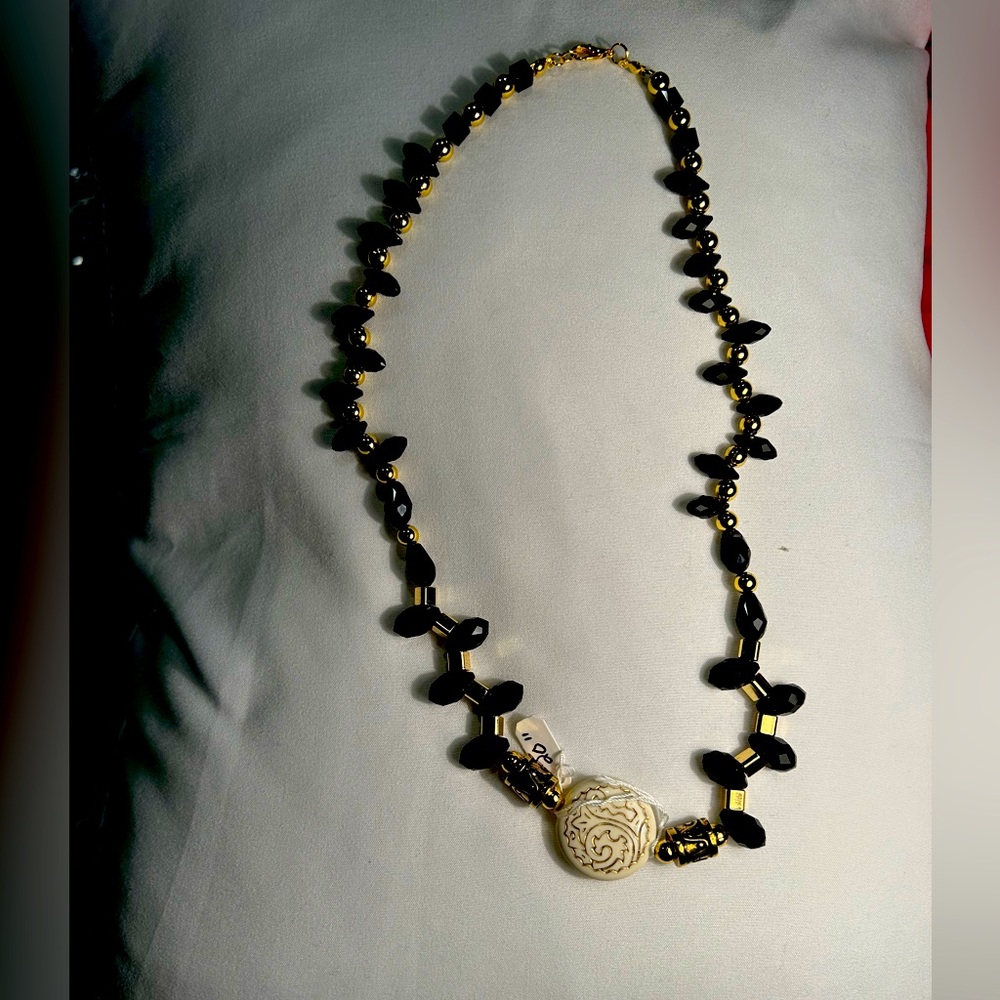 Black & gold necklace with bohemian charm, beautiful with your favorite outfit